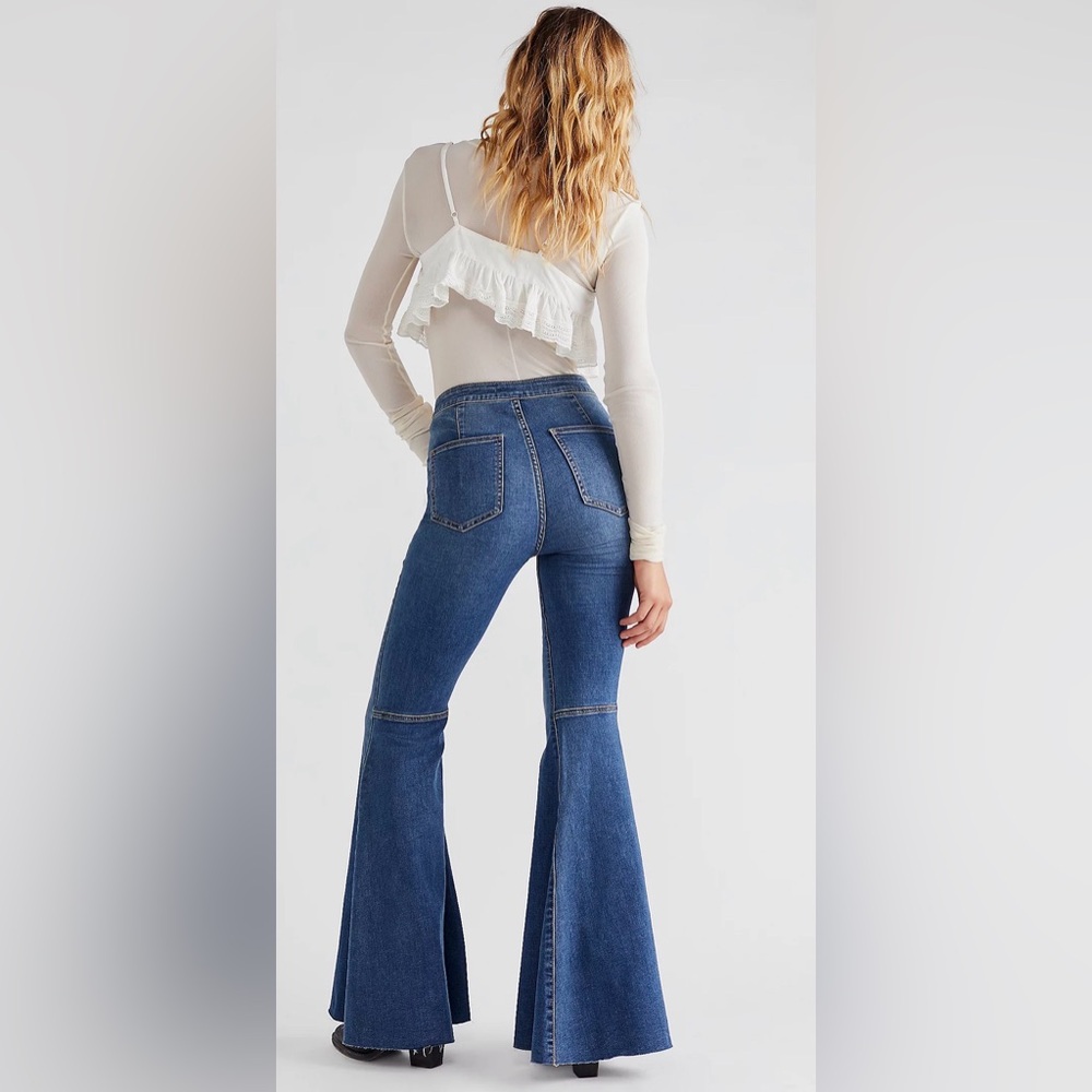 ⭐️Host Pick⭐️ FREE PEOPLE We The Free- Just Float On flared jeans NWT - Picture 2 of 13